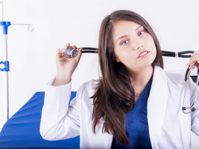 Lekarz medycyny estetycznej ze Świecia trzymający w ręku stetoskop